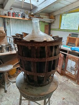 Velký starý demižón 50L v kovovém koši - 3