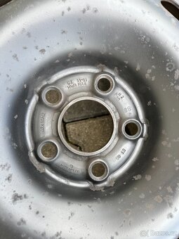 4x plechové disky 5x100 R15, zimní pneu 90% - 3