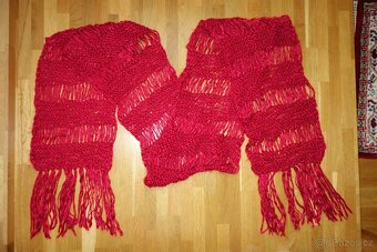 Dlouhá pletená červená dámská šála - 3