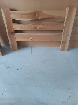 prodám dřevěnou postel i s roštem 200x90cm cena 800kč - 3