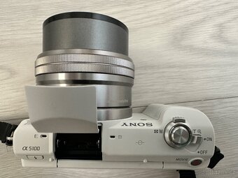 Sony Alpha A5100 (bílý) + 16–50mm objektiv – výborný stav, - 3