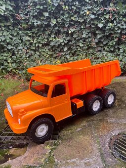 Oranžové auto tatra - 3