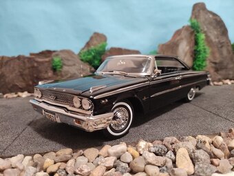 Prodám model 1:18 Ford galaxie 500 XL - 3