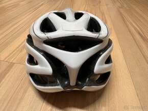 Cyklistická helma, zámek a pumpička - 3