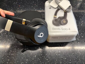 Sluchátka Apple Beats Solo 4 Wireless Gold / Black - 3
