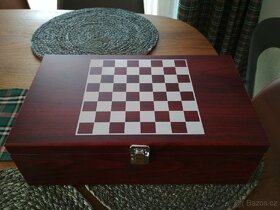 Dřevěná kazeta na šachy + víno a doplňky - 3