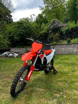 KTM SX 300 , 2023 FMF vyfuk - 3