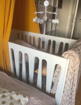 Nová designová postýlka s matraci - 3