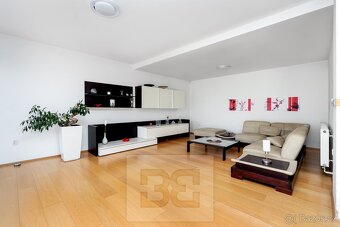 Prostorný rodinný dům 6+kk s bazénem a výhledem na zámecký p - 3