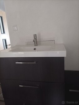 Umyvadlo že skrinkou a zrcadlo do koupelny - 3