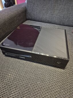 Xbox ONE + 2 ovladače + 2 hry a všechny kabely. - 3