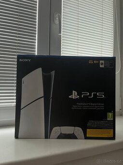 PS5 SLIM V ZÁRUCE 12/26 + 2 OVLADAČE - 3
