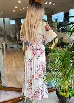 Elegantní letní dlouhé šaty s peří - 3