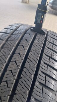 Prodám 2 x celoroční pneu Vredestein 225/35/19 - 3