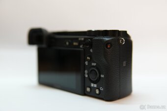 Sony Alpha A6400 – tělo s příslušenstvím - 3