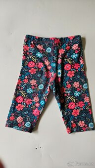 Tříčtvrteční květinové kalhoty - vel. 104 - 3