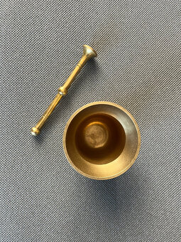Mosazný lékárenský hmoždíř 13 cm s tloukem - 3