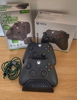 Xbox příslušenství, 2x ovladač a nabíjecí stanice - 3