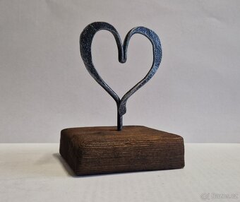 Kované srdce na dřevěném podstavci - 3