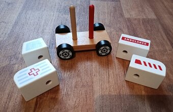 Dřevěná skládací hračka – sanitka značka Viga - 3