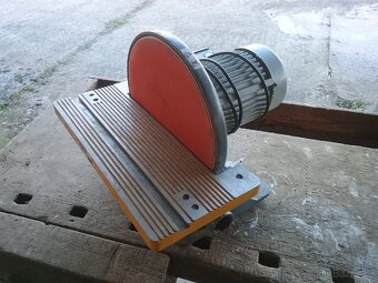 Talířová bruska na kov a dřevo Quantum TS 305 - 3