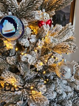 Vánoční zasněžený umělý stromeček 3D - 3