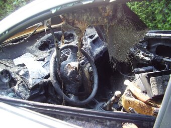Toyta yaris 2006 s předku cokoli,mám na autě - 3