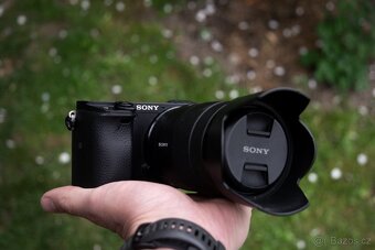 Sony A6400 + 18-135 mm, příslušneství - 3