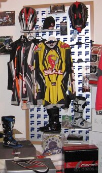 FILA VYBAVENI PRODEJNY /NÁSTĚNNÝ AL STOJAN XL - 3