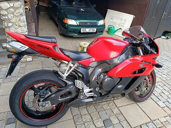 Honda CBR 1000 rr 2004 - 3