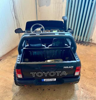 Elektrické autíčko Toyota Hilux 4x4 černé - 3