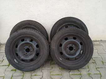 Prodám zimní pneu 205/55/R16 na diskách - vyvážené  Peugeot - 3