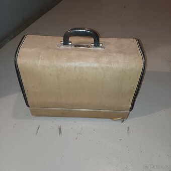 Kufříkový šicí stroj Veritas - 3