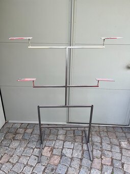 prodám kvalitní držáky dílů a nerezový mycí stůl do lakovny - 3