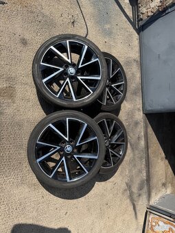 Škoda VEGA 7,0x18 5x112 ET51 - Lesklá černá - 3