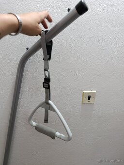 Hrazda k lůžku s nastavitelným popruhem - 3