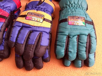 Prodám dětské rukavice odpovídající vel. zhruba 6 - 8 let - 3