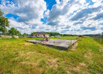 Prodej stavebního pozemku 2209m2 se stavebním povolením - 3