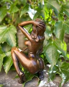 Bronzová socha soška -  Krasná polonahá Sexy dívka - 3
