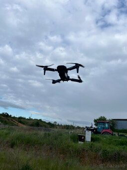 dron E88 – se zabudovanou kamerou, téměř nový - 3