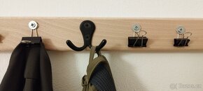 Věšák dřevěný (bukový) na oblečení s háčky a klipy - 3