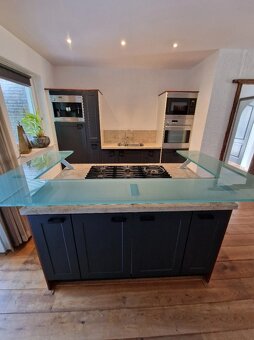 Kuchyně v moderně-venkovském stylu s ostrůvkem - 3