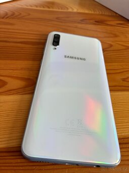 Samsung Galaxy A50 petleťově bílý - 3
