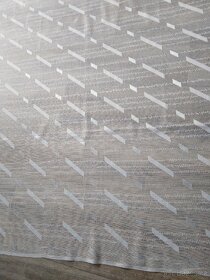 Záclona s bílým vzorem. - 3