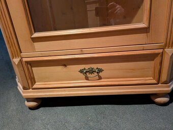 Rohová vitrína z masivu – ruční truhlářská práce - 3