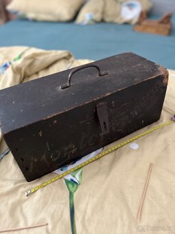 Starý cest.kufr, rozhl.-dratak, dřev. truhlu na nářadí, hobl - 3