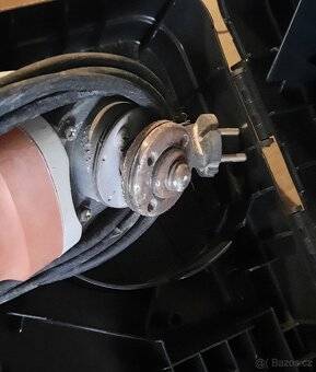 Úhlová bruska black&decker - 3