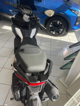 Aprilia SR GT125 - 3