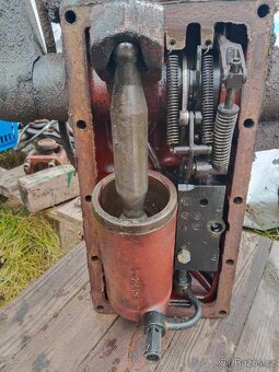 Hydraulika Zetor , hydraulické víko - 3