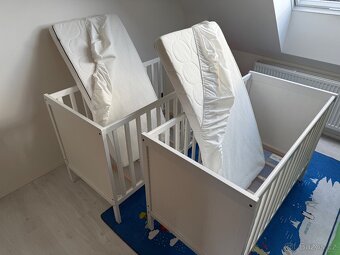 Prodám dvě dětské postýlky SUNDVIK IKEA vč. příslušenství - 3